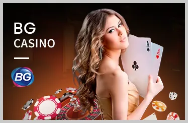 Bàn chơi Blackjack với các lá bài và chip, người chơi đang tính điểm